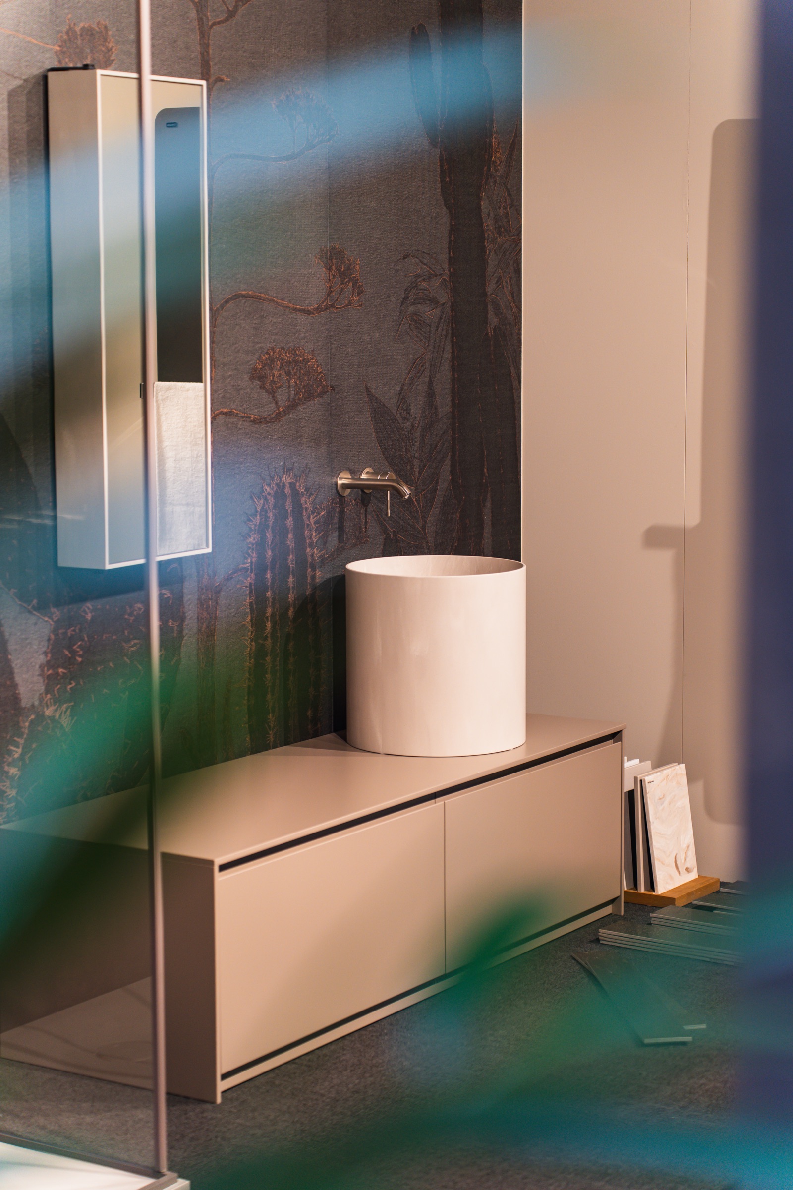 Bagno espositivo con carta da parati botanica