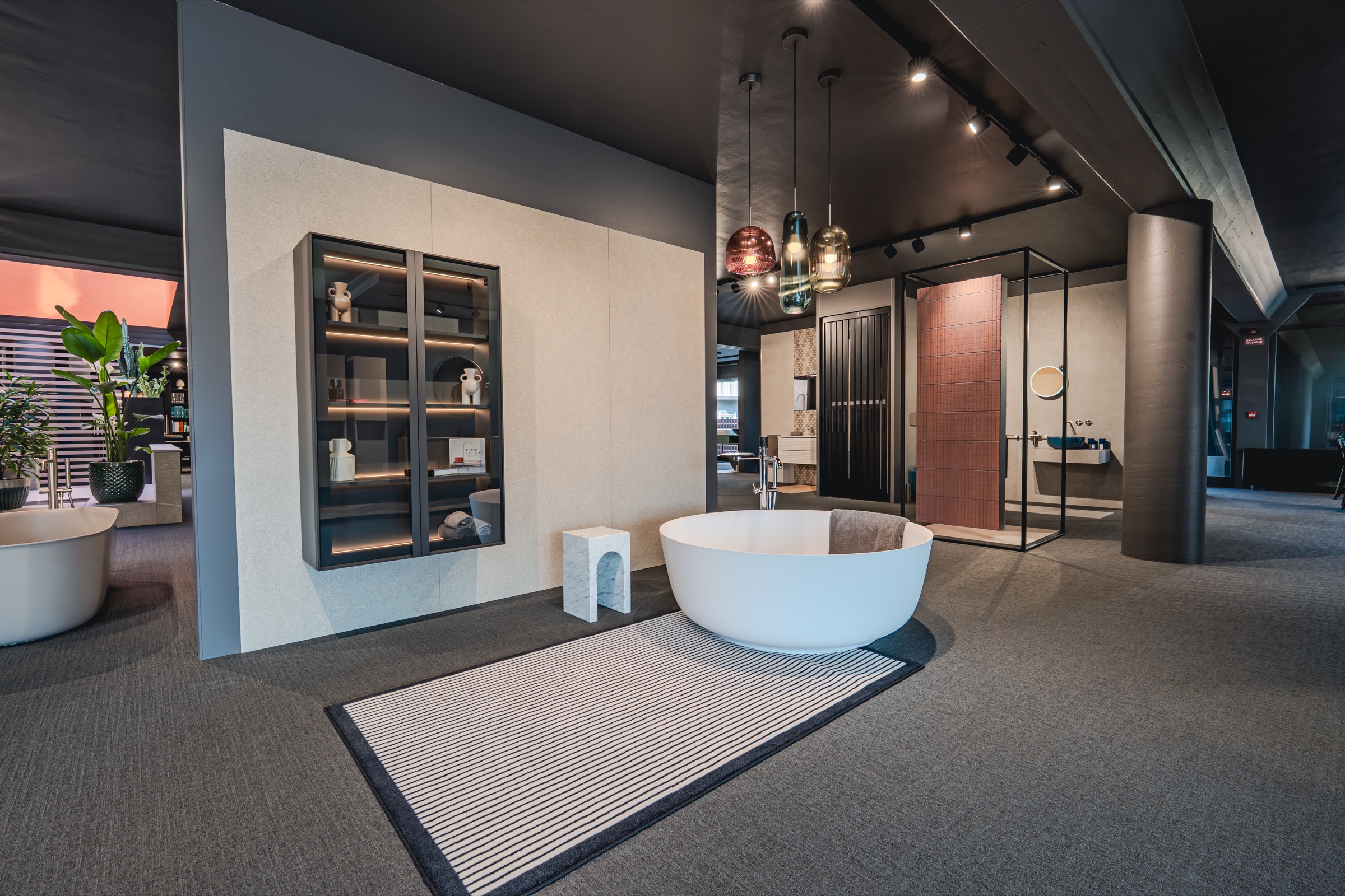 Bagno espositivo con vasca freestanding bianca