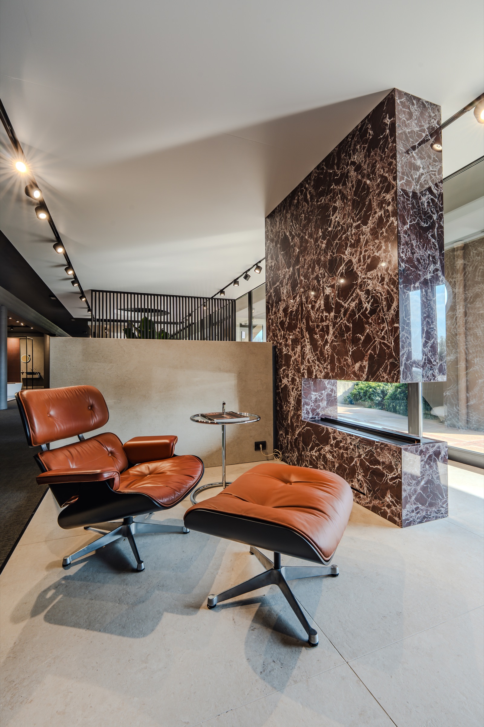 Parete in marmo brown drammatico nello showroom