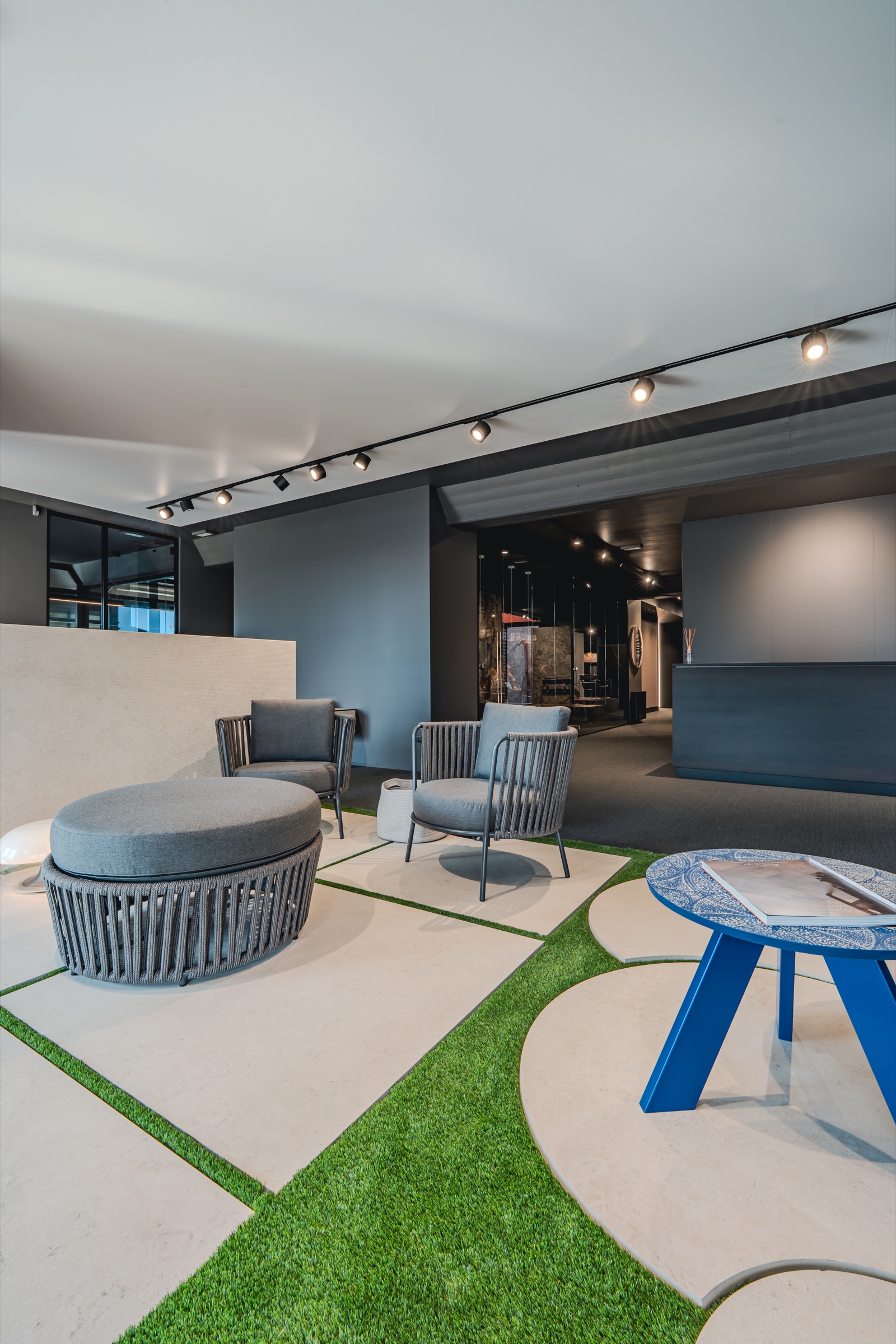 Vista wide dello showroom con cucine espositive sul fondo
