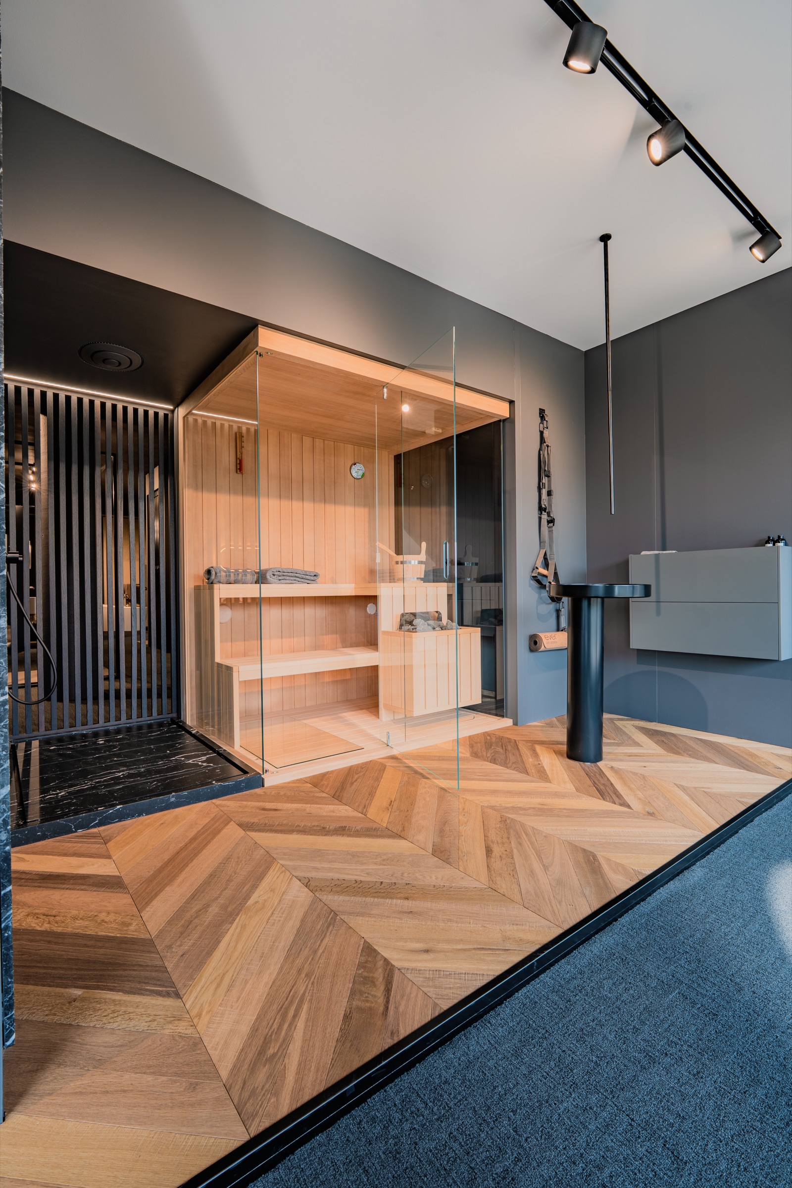 Interno della sauna espositiva in legno biondo