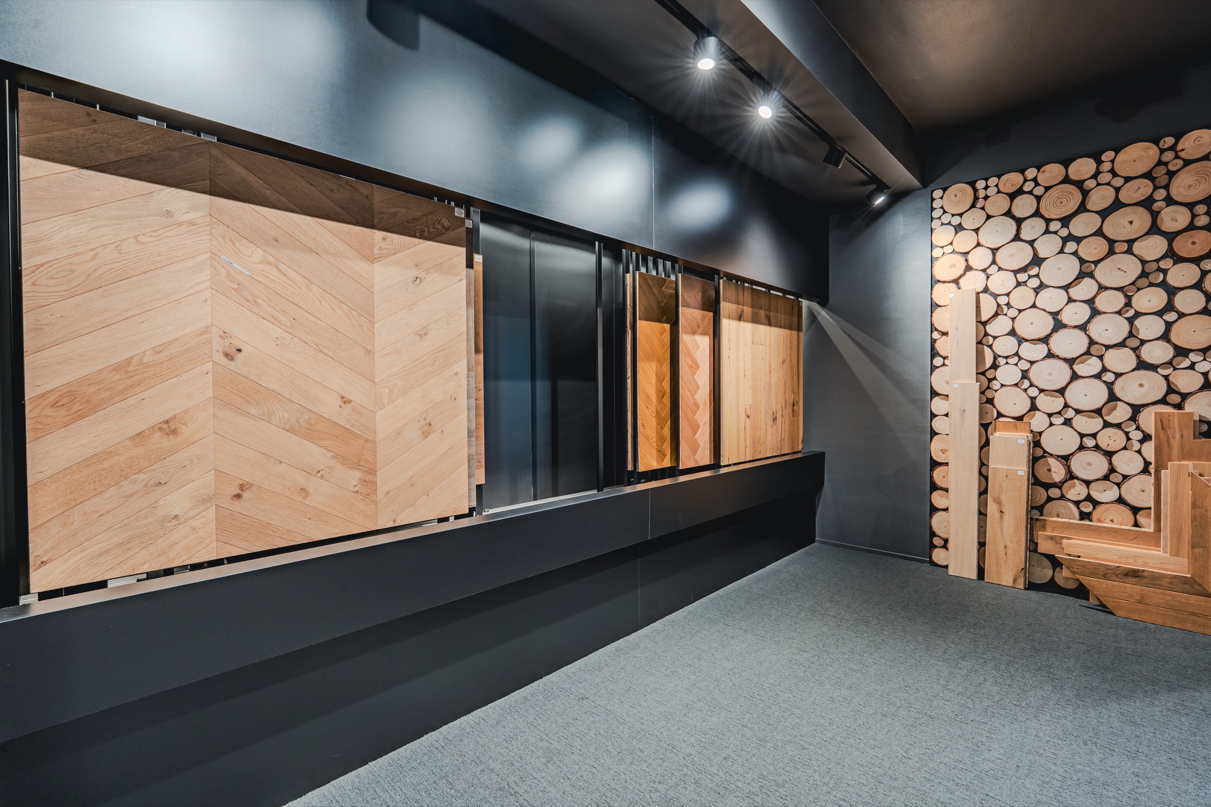 Area campionario parquet con tronchi decorativi