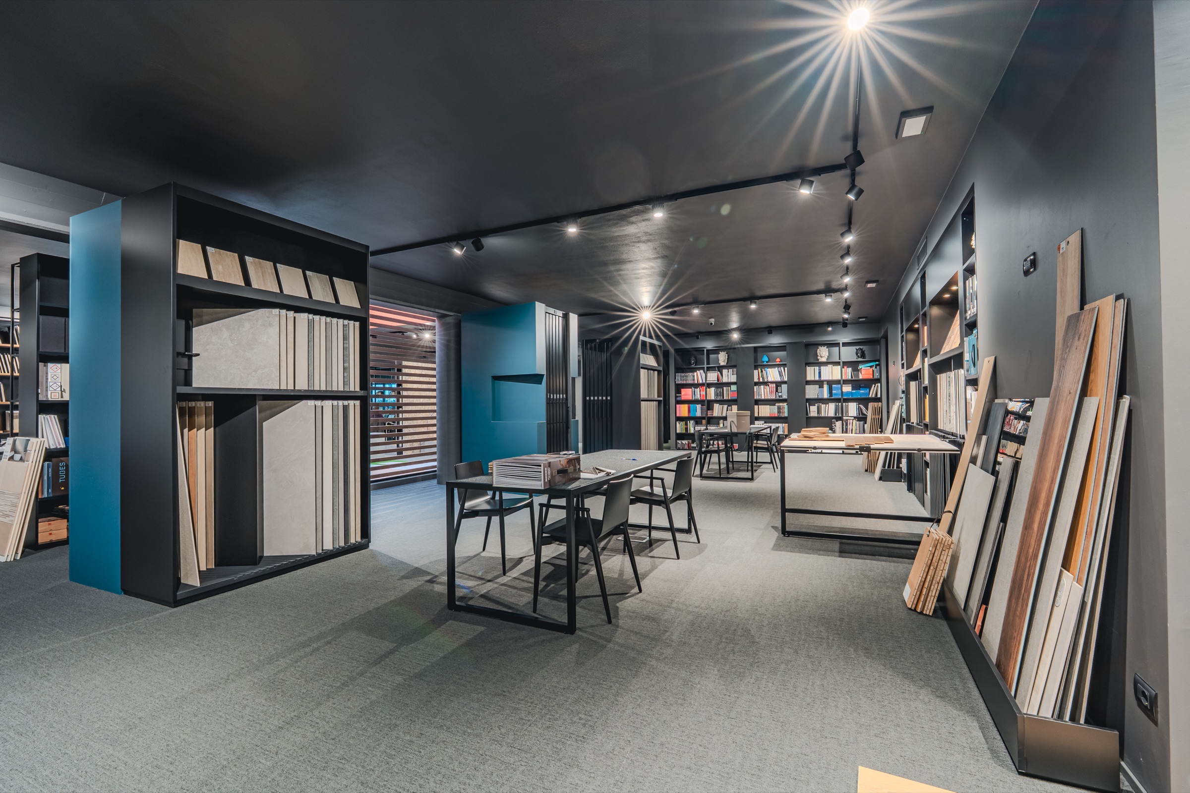 Sala consulenze ampia con libreria dei campioni