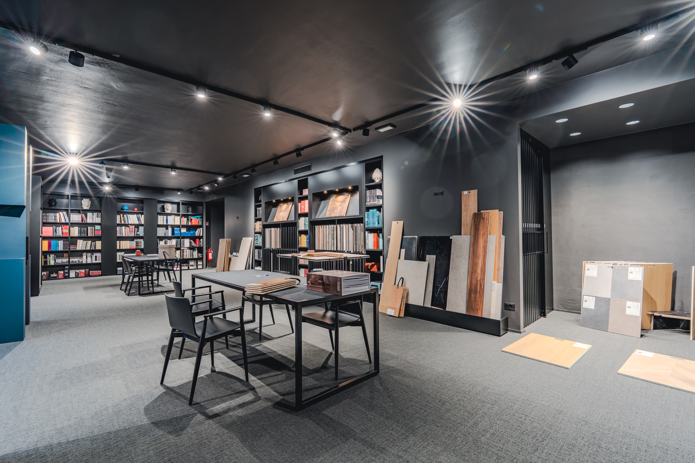 Sala consulenze ampia con campionari e parquet samples