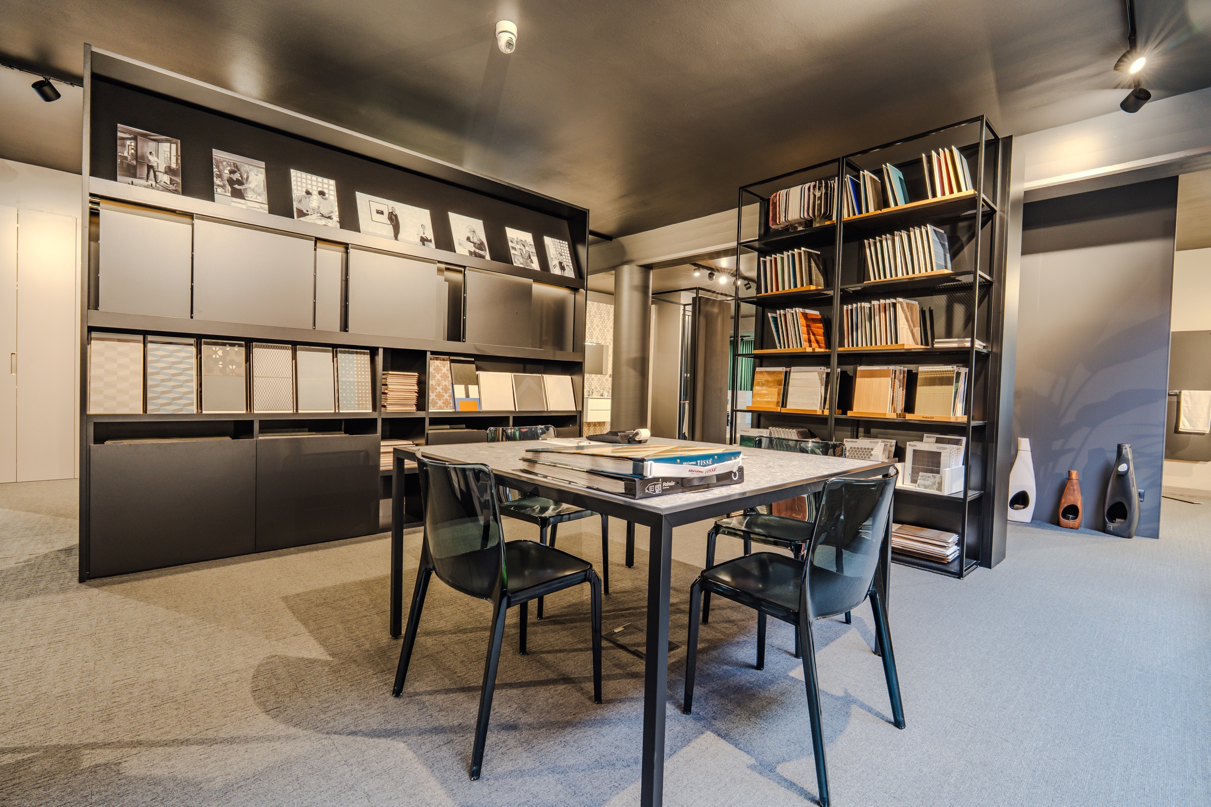 Sala consulenze con tavolo e libri di materiali